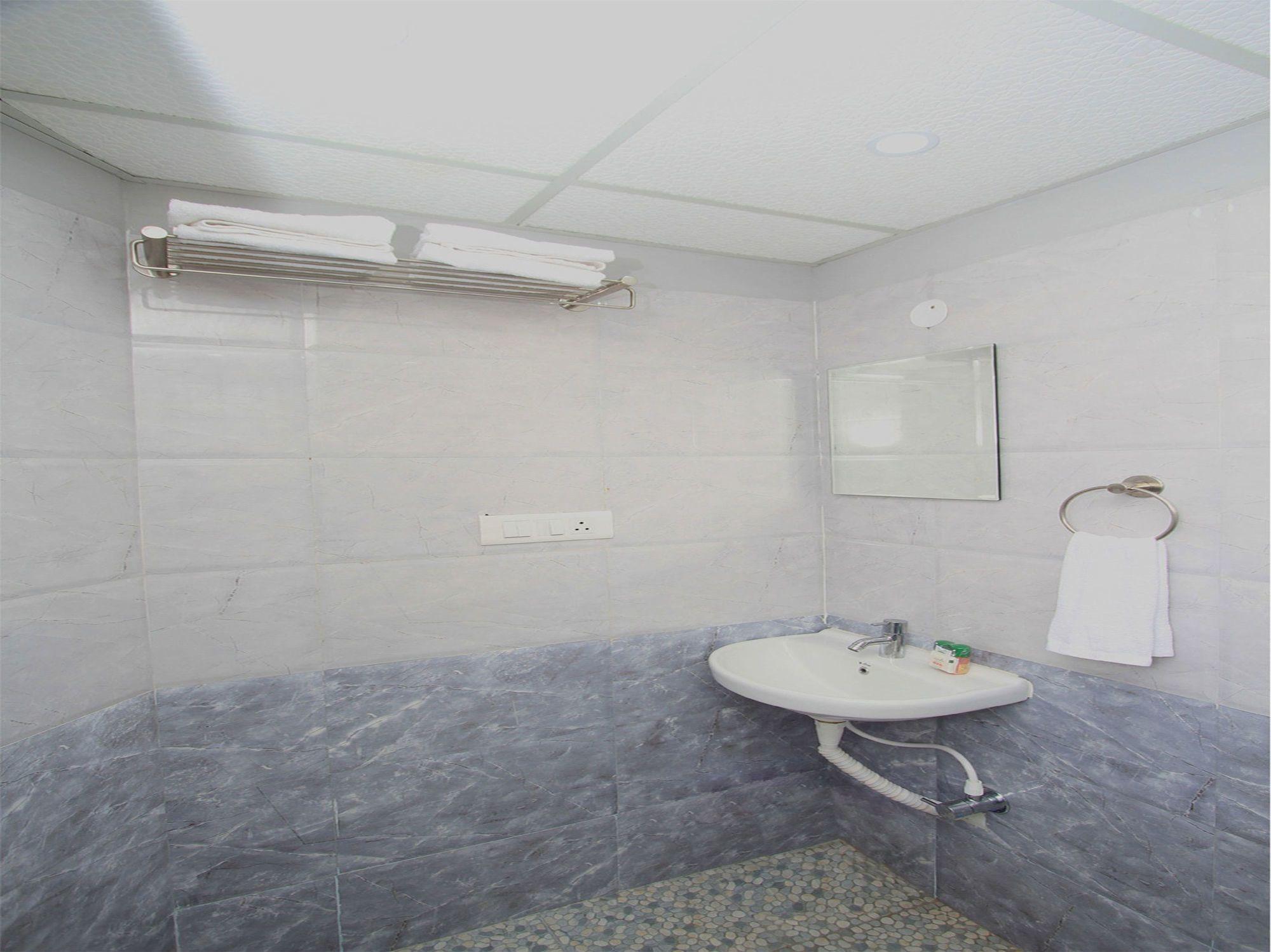 Oyo 4797 Lulu Hospitality Hotel Yelahanka Kültér fotó